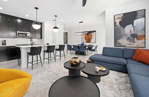 Florida Center House | Usher's Utopia | Lavish Home on I-Drive w Huge LR/DR, Robot BR, PVT Pool & Patio