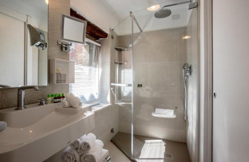 La Morra Bed & Breakfast | Uve Rooms & Wine Bar