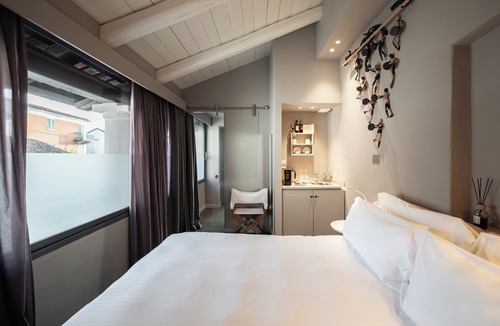 La Morra House | Uve Rooms & Wine Bar