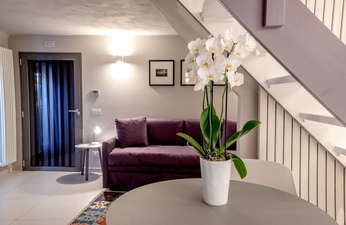La Morra House | Uve Rooms & Wine Bar