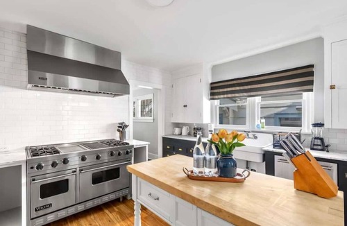 University District House | UW Charming Blue Home, WS 97, 4 AC, Children Hops