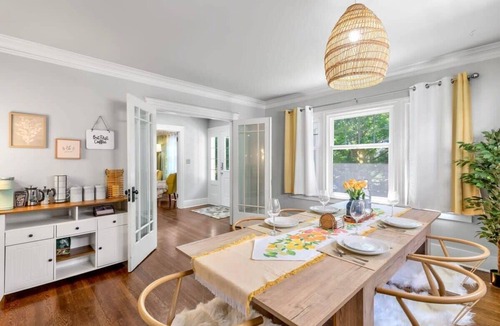 University District House | UW Charming Blue Home, WS 97, 4 AC, Children Hops