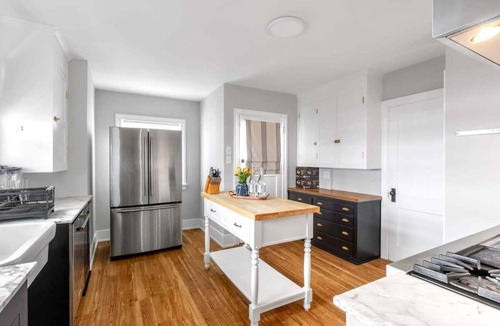 University District House | UW Charming Blue Home, WS 97, 4 AC, Children Hops