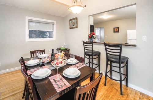 Kingsland House | V@Home Stylish 5BR/2BA Retreat, Central Location, Groups & Families