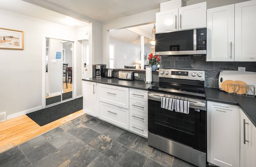 Kingsland House | V@Home Stylish 5BR/2BA Retreat, Central Location, Groups & Families