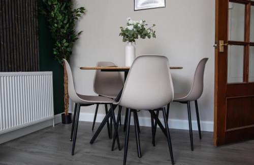 Fintry House | Vacant Nests The Ivy Cottage Wi-Fi Spacious