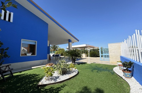 Santa Maria del Focallo Villa | Vacation home villalindarelax from the colors of Santorini with blue flag sea