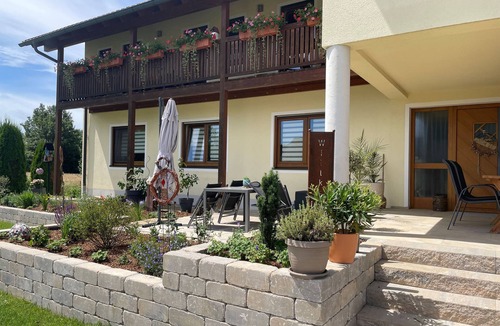 Stausacker Apartment | Vacation apartment (50sqm) with terrace for up to 3 people