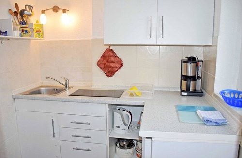 Hiddensee Apartment | Vacation apartment under thatched roof with terrace Luv - Ferienwohnungen unterm Reetdach