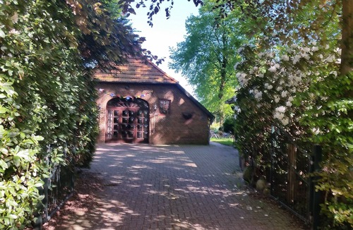 Westerstede Cottage | Vacation apartment "Kaminzimmer" in the 2-stall country house in the Rhodo garden.