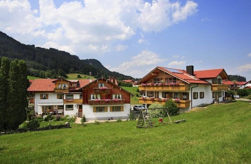 Rofleuten Apartment | Vacation apartment Edelsberg No. 2 on the first floor - Landhaus am Rosenbächle