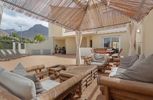 Costa Adeje Apartment | Vacation Apartment 'Obsidian Olivino Miraverde' with Shared Pool, Wi-Fi and Air Conditioning