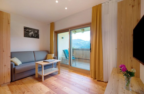 Feldthurns Apartment | Vacation Apartment "Teutenhofer Apfel" on the Farm with Mountain View & Garden