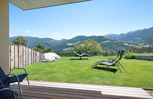 Feldthurns Apartment | Vacation Apartment "Teutenhofer Kirsche" on the Farm with Mountain View & Garden