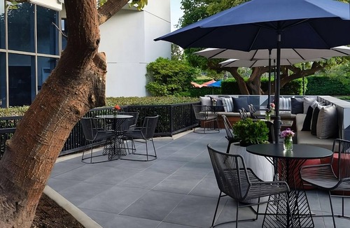 Irvine Business Complex Hotel | Vacation Awaits! Pool & Jacuzzi, Short Drive to Balboa Pier and Newport Beach