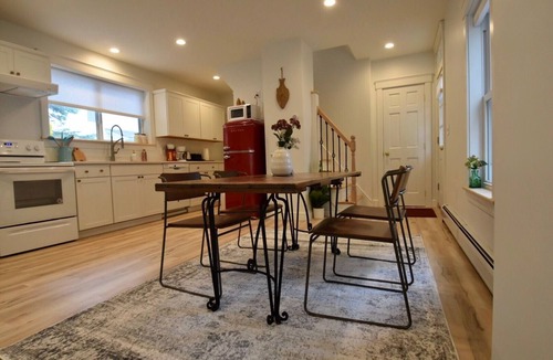 Brunswick Apartment | Vacation Creation Downtown Brunswick 2King Beds