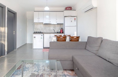 Milas Apartment | Vacation Flat w Pool and Garden in Milas