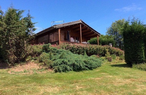 Terrasson-la-Villedieu Ski Chalet | Vacation rentals in Périgord, Quiet air-conditioned chalet, heated swimming pool