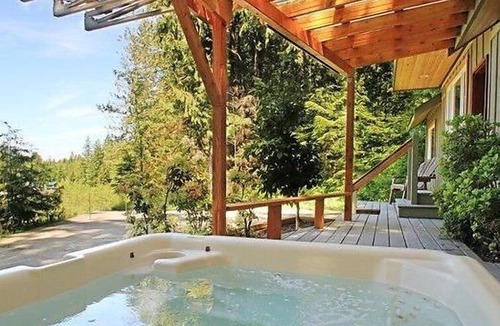 Glacier House | Vacation home 70MBR Pet Friendly Cabin w/ Hot Tub in Mount Baker/Glacier - 8 persons, 3 bedrooms