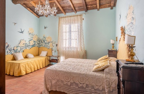 Molazzana House | Vacation Home "Agriturismo In Ribosto" with Private Heated Pool, Garden & Wi-Fi