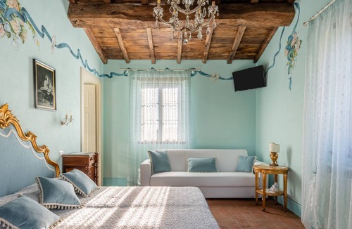 Molazzana House | Vacation Home "Agriturismo In Ribosto" with Private Heated Pool, Garden & Wi-Fi