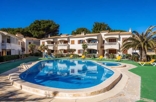 Cala Agulla House | Vacation Home "Can Nogueras" with Wi-Fi, Balcony, Terrace, Shared Pool and Garden
