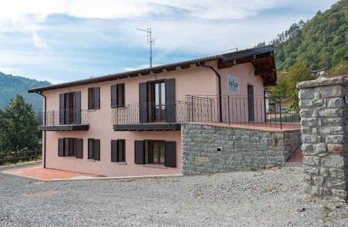 Firenzuola House | Vacation Home "Chalet La Greta with View" with Shared Garden