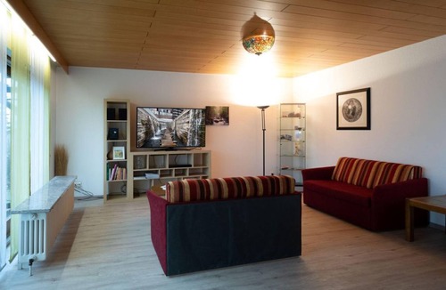 Wiebelskirchen Apartment | Vacation home Charlotte - vacation home, bathroom, toilet and bathtub, 4 bedrooms