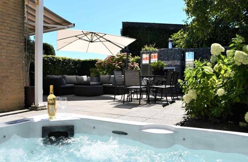 Dronten House | Vacation home Flevoland - with terrace, garden and jacuzzi