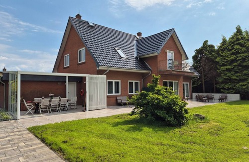 Mesekenhagen House | Vacation home for up to 12 people on the Baltic Sea/Bodden with rowing boat and sauna