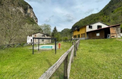 Gallicano House | Vacation Home "Luxury Suite La Grotta Del Vento" with Mountain View, Shared Pool & Wi-Fi