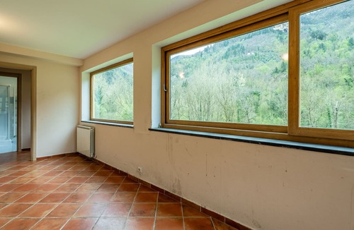 Gallicano House | Vacation Home "Relais In Spa La Grotta Del Vento" with Mountain View, Shared Pool & Wi-Fi