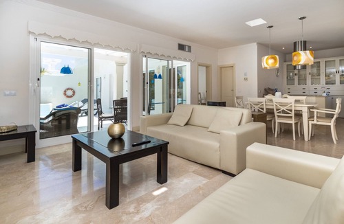 Geafond Villa | Vacation Home 'Villa 913' with Mountain View, Pool & Wi-Fi
