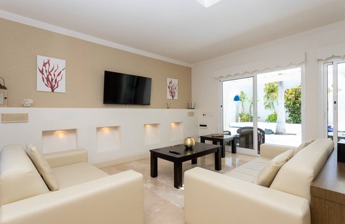 Geafond Villa | Vacation Home 'Villa 913' with Mountain View, Pool & Wi-Fi