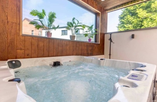 Dalhem House | Vacation home with jacuzzi
