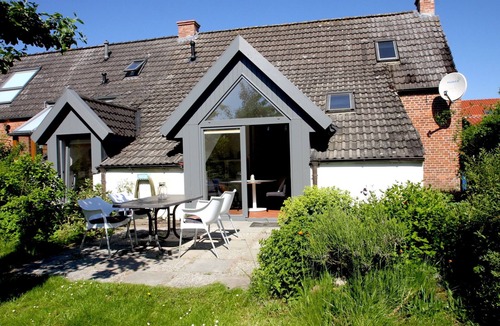 Wolthusen House | Vacation home Wolthuser Warf 3 - emden and sea - idyllic living for 4 close to the city