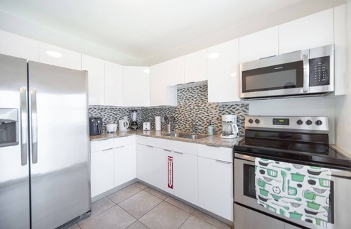 Parkside House | Vacation in Style & Comfort! Hollywood Easy Living