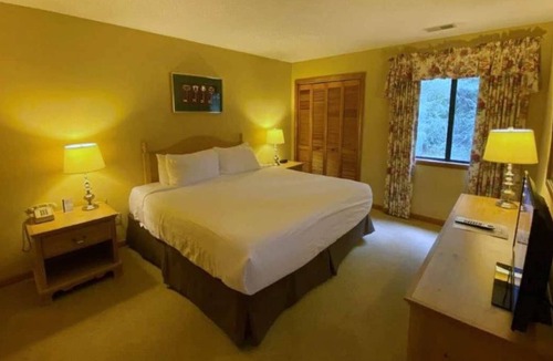 Sapphire Resort | Vacation is Calling 3 Pools, Free Parking, Business Center, Near Fairfield Lake