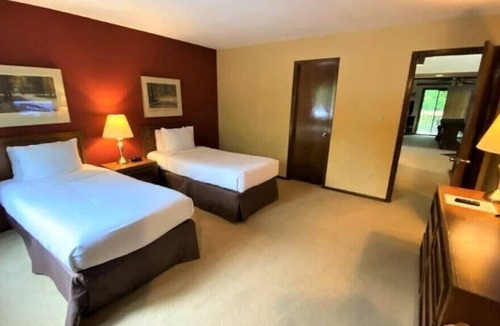 Sapphire Resort | Vacation is Calling 3 Pools, Free Parking, Business Center, Near Fairfield Lake