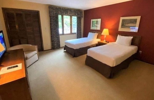 Sapphire Resort | Vacation is Calling 3 Pools, Free Parking, Business Center, Near Fairfield Lake