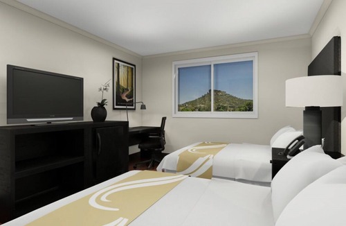 Castle Rock House | Vacation is Calling! Free Parking, Free Breakfast, Near Red Hawk Golf Course