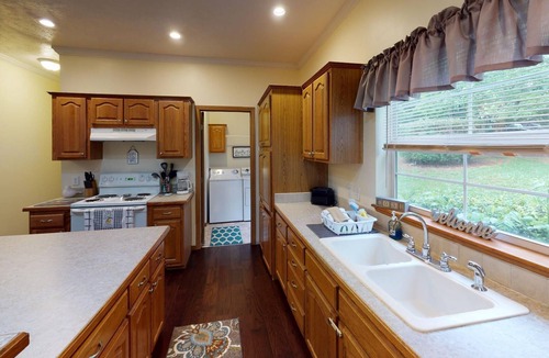 Albany Cottage | Vacation Rental Pet Friendly w/Hot Tub Lakeview near Athens & Hocking Hills