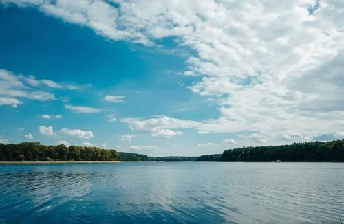 Priepert Apartment | Vacation room directly on the lake