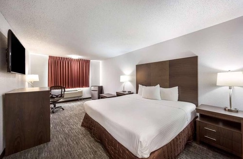 Grants Pass Hotel | Vacation Starts Here! Enjoy the Swimming Pool Access and Free Parking
