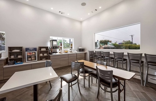 Grants Pass Hotel | Vacation Starts Here! Enjoy the Swimming Pool Access and Free Parking