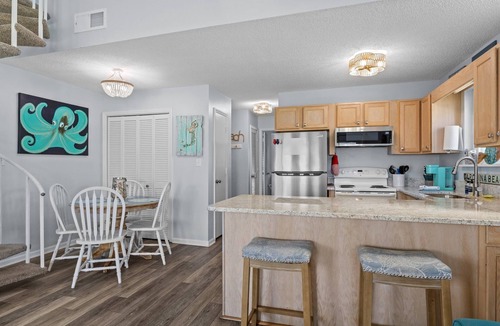 Emerald Isle Condo | Vacay time! 2bd, 2bth oceanfront complex, indoor & outdoor pool, Gym &Tennis Ct!