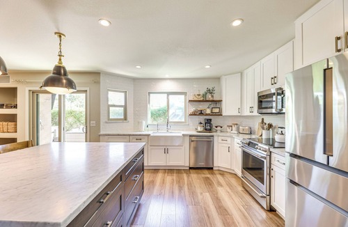 Val Vista Lakes House | Val Vista Lakes Group Getaway: Hot Tub Access!