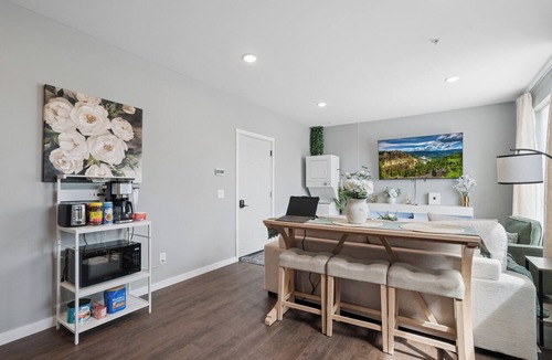 Minneapolis Apartment | Valclyde Cozy Suite-Sleeps 4-Downtown-MPLs
