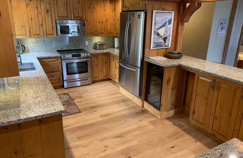 Whistler Bed & Breakfast | ✨ Valhalla Ski Chalet | Sleeps 14 | Private Hot Tub | Steps to Whistler Village