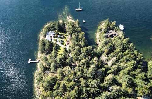 Salt Spring Island House | Valhalla The Loft (Oceanfront Hot tub)